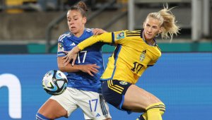 Съотборнички се целуват на световното + СНИМКИ