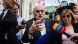 Блатер получи болки в гърдите от въпроси за корупция