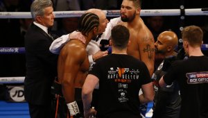 Пълен шок! Аутсайдерът Белю надви Хей след технически нокаут + ВИДЕО