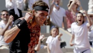 Циципас започна с победа в Париж 