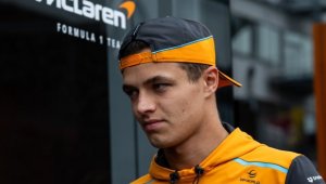 Не е за вярване! Ландо Норис би шута на секси мацка + СНИМКИ