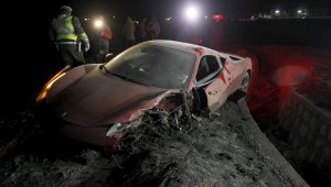 Артуро Видал разби червеното си Ферари + СНИМКИ и ВИДЕО