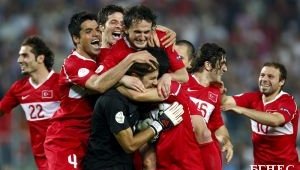 Турция на полуфинал след шокираща драма с дузпи