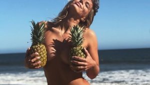 Секссимвол в плуването крие бомби с ананас + ГАЛЕРИЯ 