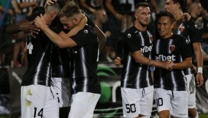 Сръбски бранител тренира със "смърфовете"