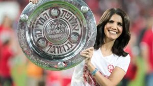„Ангела Меркел на футбола“! Ето коя е шефката на Апоел Беер Шева