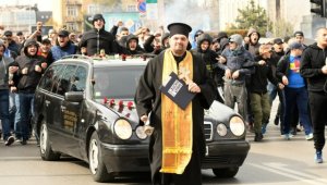 Диджей Тубата се оказа Попът на Левски