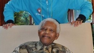 Роналдо подари фланелка с номер 91 на Нелсън Мандела