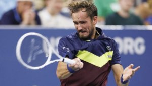 Медведев се измъчи, но продължава в Рим, Руне отпадна