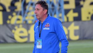 Монтана скъса с треньора