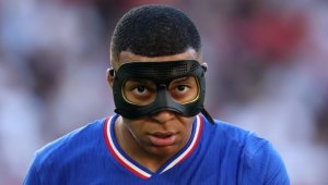 Бивша скандална звезда на Франция за Мбапе: Той е Батман, вече не е Донатело