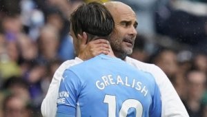 Секси мацката на Грийлиш гори билки за късмет + СНИМКИ