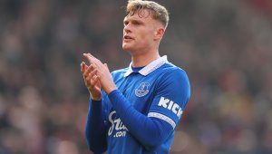 Червените дяволи хвърлиха око на защитник от Евертън