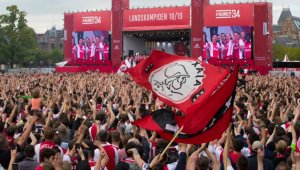 Еуфория в Амстердам! Над 100 хиляди празнуваха 34-ата титла на Аякс + ВИДЕО