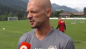 Ел Маестро пожела двама от Септември