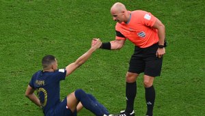 Реферът от финала смълча французите със СНИМКА