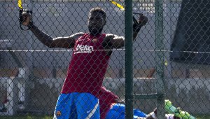 Няма да чупят колата му: Барса преподписа с Юмтити