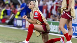 Най-горещата футболистка ще носи олимпийския факел + СНИМКИ