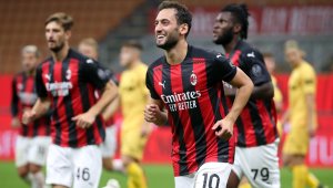 Чалханоглу прати Милан в плейофите на Лига Европа