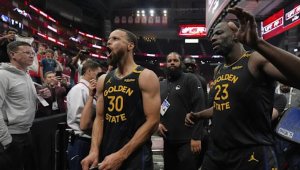 Къри и Голдън Стейт приземиха Ракетите! Уориърс напред в плейофите