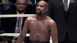 Секси мацки налазиха Мейуедър на боксов мач + СНИМКИ