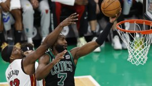 Бостън срази Маями и продължава, Далас разби Клипърс