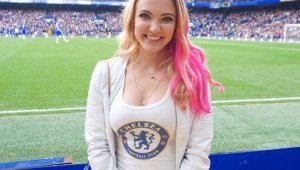 "Вещицата" Емили мори конкурентите на Челси с цици и поглед + СНИМКИ