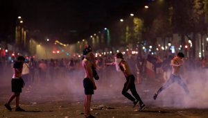 Някои французи полудяха: Фенове се бият с полицаи + СНИМКИ