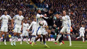 Вратар закопа Лийдс, който изпусна Лебедите и вече е втори