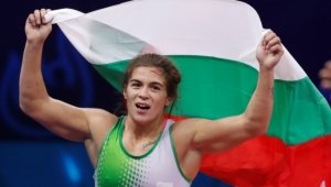 Тайбе Юсеин на полуфинал на Световното по борба