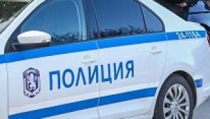 Екшън! Футболни хулигани се млатиха в София, кола е запалена