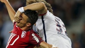 Давид Луис към Гари Невил: Искам да ме уважаваш!