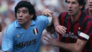 Уникално и незабравимо! Вижте как посрещнаха футболния бог Марадона в Неапол + ВИДЕО