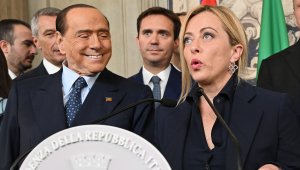 Берлускони: Над 100 човека ме притискат за проститутките!