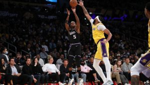 Сакраменто удари ЛА Лейкърс за трети път през сезона