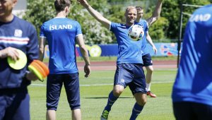 Исландия точи ножа на Кристиано с усмивка