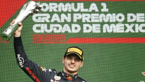 Макс Верстапен показа секси майка