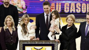 ЛА Лейкърс почете Пау Гасол, постави номера му точно до Коби