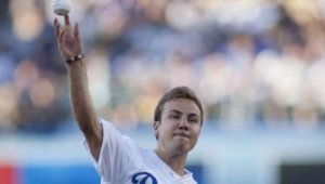 Каръкът Гьотце заигра бейзбол