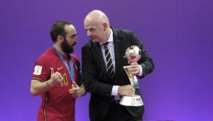 Скандал! Шефът на ФИФА се нанесъл в катарски палат