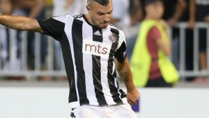 Головият хищник носи Партизан на гръб