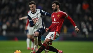 Ас на Тотнъм пак ще има близнаци от секси мацка + СНИМКИ