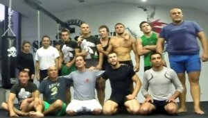 Треньор на Шарапова и Меси обучава български бойци