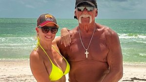 69-годишният Хълк Хоган се показа от плажа с младото си гадже