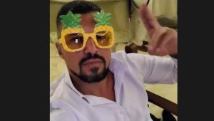 Валери Божинов избухна от екзотичен плаж + СНИМКИ и ВИДЕО