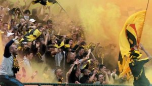 Феновете на Ботев Пловдив изригнаха срещу депутат 