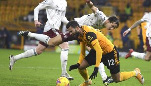 Арсенал се самоуби срещу Вълците