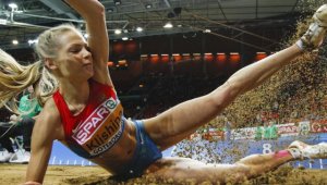 Обвиниха секси Даря в измяна