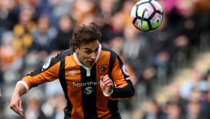 Хъл взе ключова победа с човек по-малко