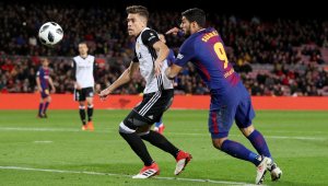 Канибала забърка нов скандал! Луис Суарес нарече защитник на Валенсия "задник"